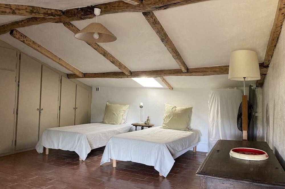 Authentic stone family housee in a Provence hamlet between Lorgues and Flayosc in Flayosc, Region de Draguignan