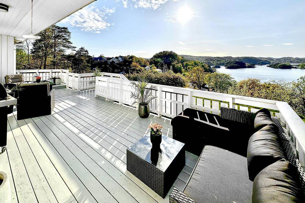 Stunning home in Mandal with house sea view in Mandal 