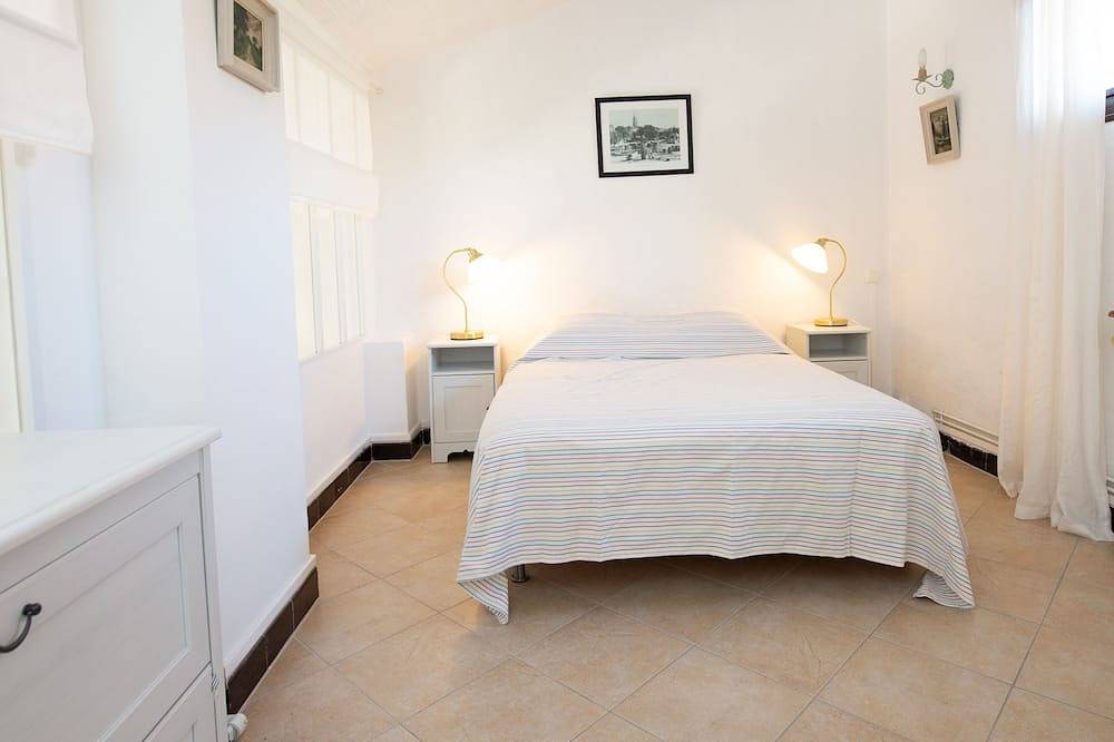 Large garden, 3 minutes from the beach, residential area of ​​Sanary in Sanary-sur-Mer, Toulon region