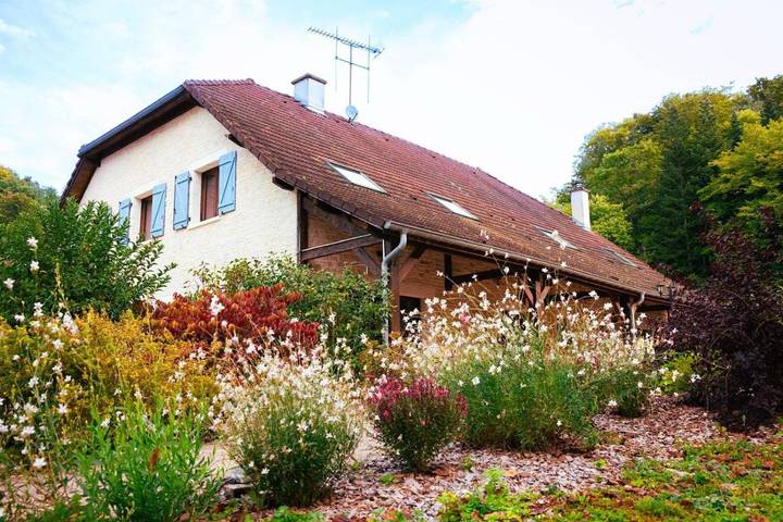 Chambre d’hôte pour 4 personnes, avec piscine ainsi que jardin et vue, animaux acceptés à Glay (groupe)