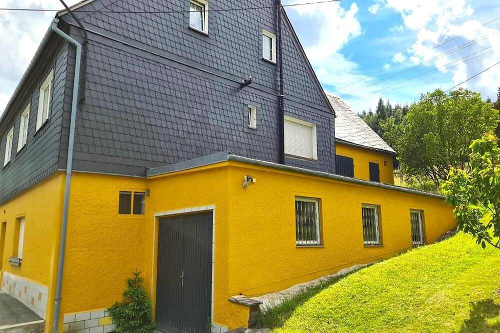 Ferienhaus in Bärenstein bei grünen Hügeln in Bärenstein, Erzgebirge
