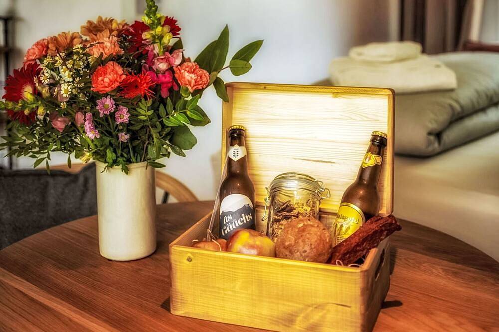 Schönes alleinstehendes Ferienhaus für 3 Leute mit Whirlpool,  W-Lan, Innenhof und Panoramablick in Rothenthurm, Schwyz