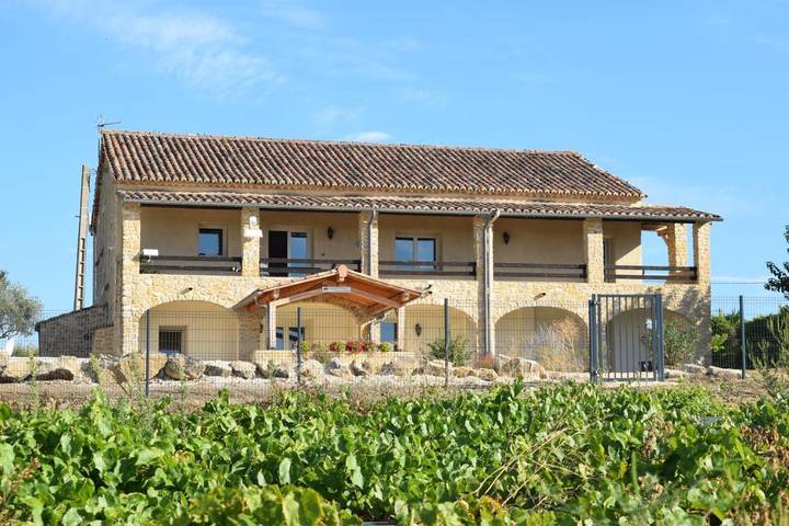 Chambre d’hôte pour 2 personnes, avec Jacuzzi et Terrasse ainsi que Jardin et Piscine à Saint-Jean-de-Maruéjols-et-Avéjan