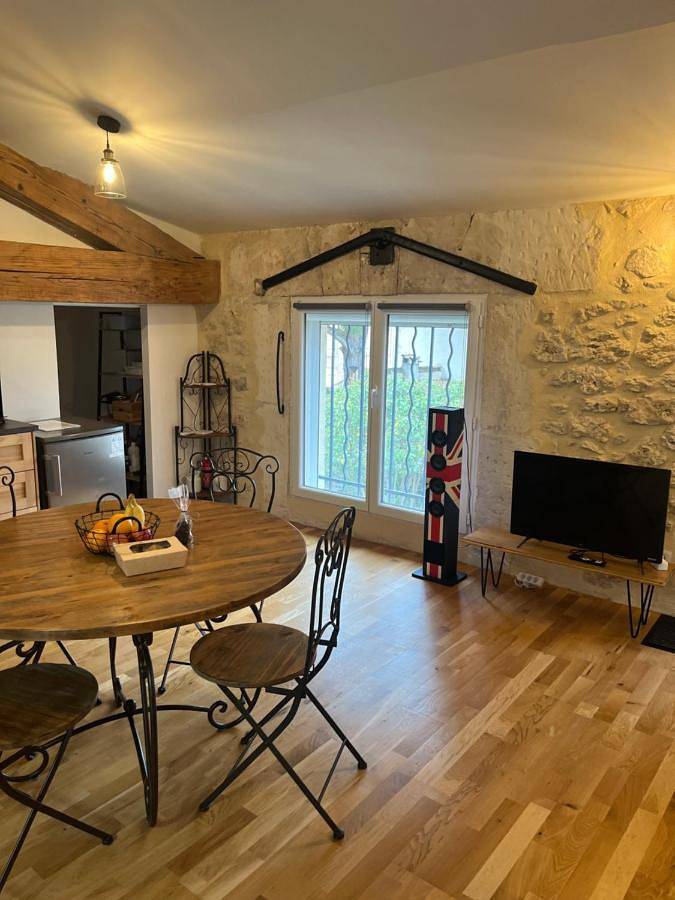 Gîte pour 2 personnes, avec jardin ainsi que vue et piscine, animaux acceptés à Argeliers