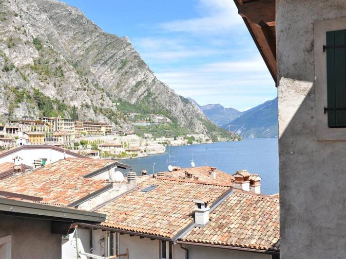 Ferienwohnung für 4 Personen, mit Balkon und Terrasse sowie Garten und Seeblick in Limone sul Garda