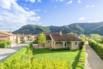 Villa pour 4 personnes, avec jardin ainsi que piscine et balcon à Vallon-Pont-d'Arc