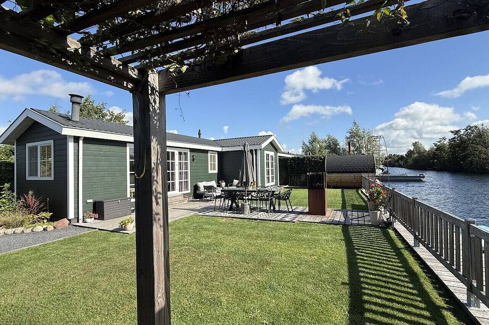 Private Lakeside house with sauna - near Amsterdam in Vinkeveen, Groene Hart