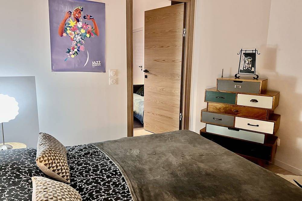 Entire apartment, Two-room attic apartment 210 m2 terrace in Bayonne, Bayonne region