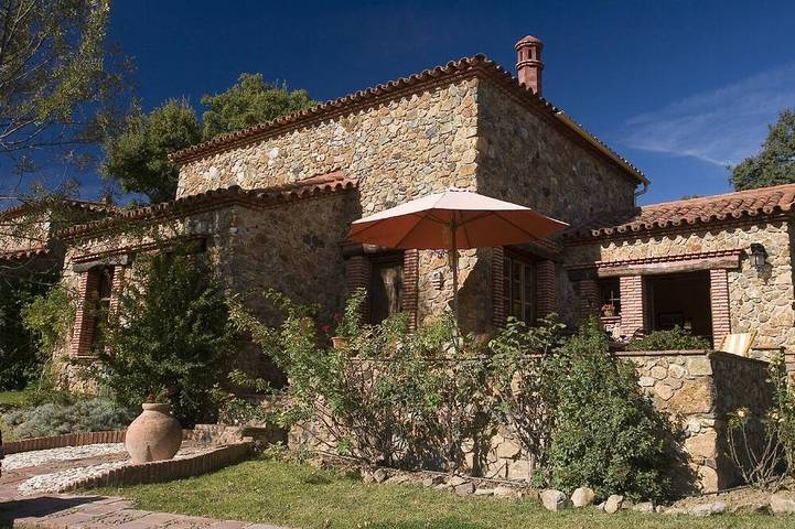 Casa rural para 4 personas, con jardín además de piscina y terraza en Alájar