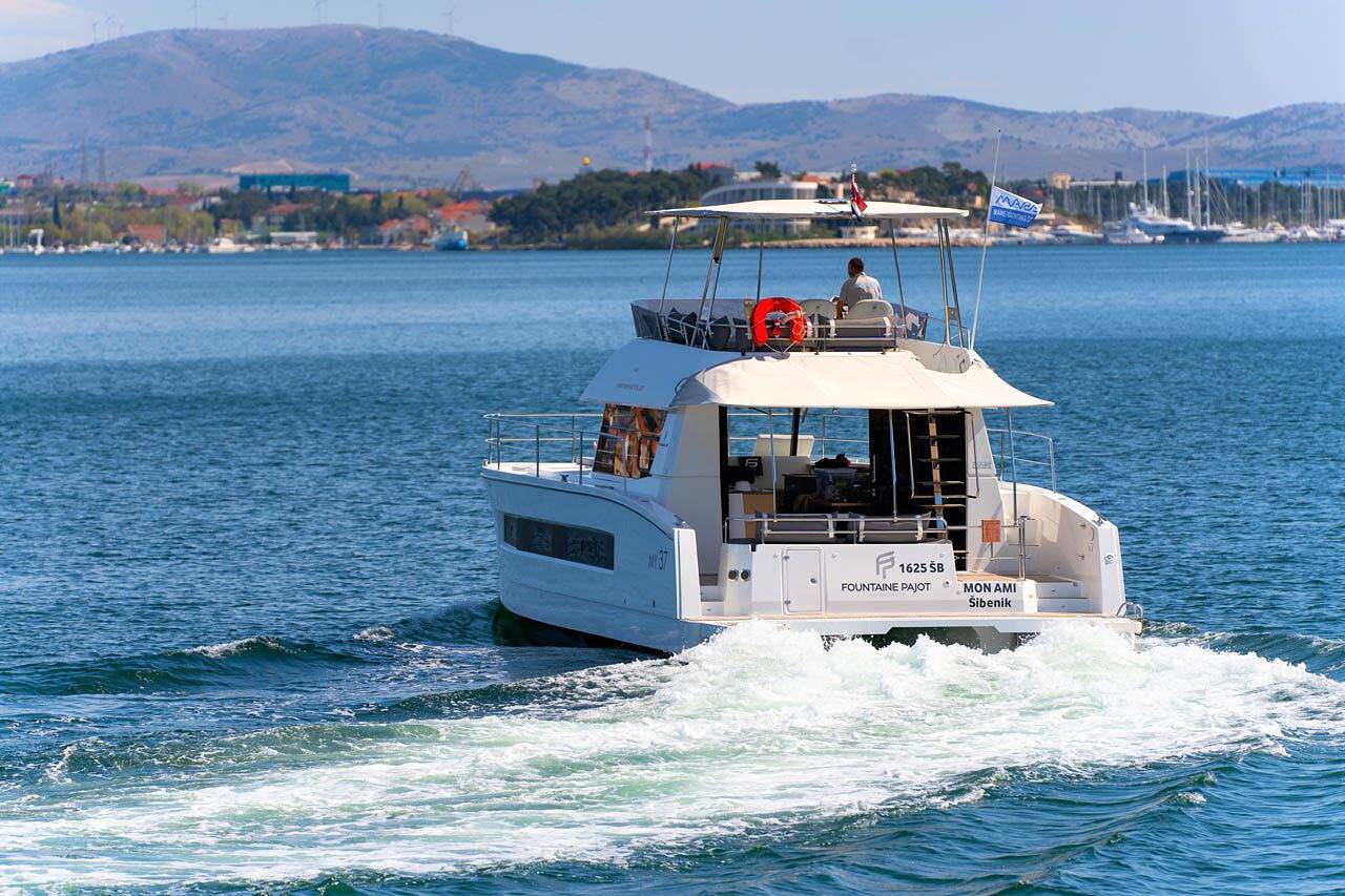 Boat for 4 people in Vancouver, British Columbia