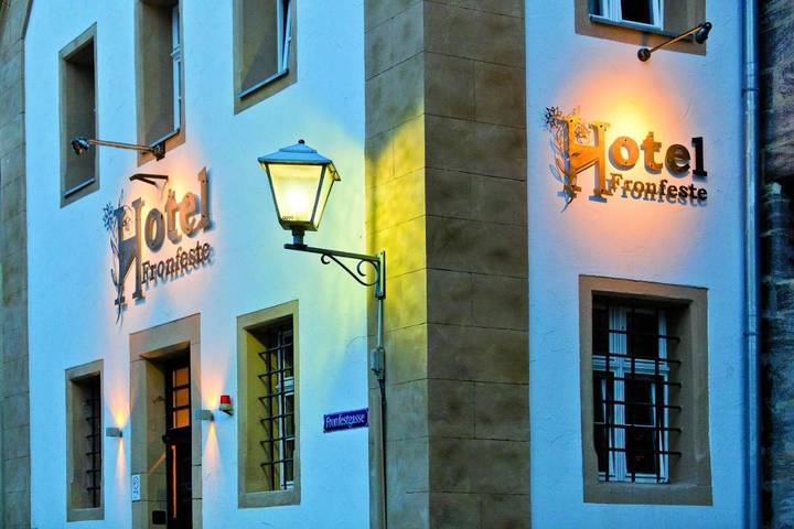 Hotel, mit Garten