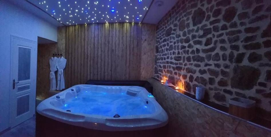 Hôtel pour 2 personnes, avec balcon et jacuzzi à Lonlay-l'Abbaye - 2