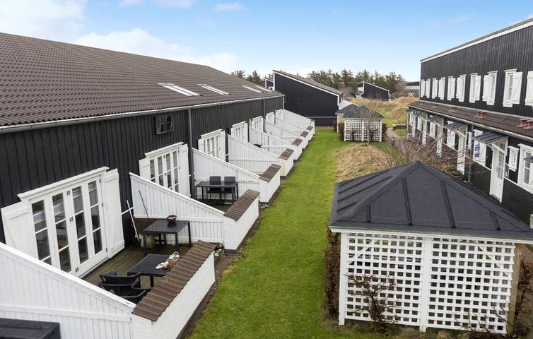 Ferielejlighed for 5 personer, med terrasse og pool samt sauna i Agger