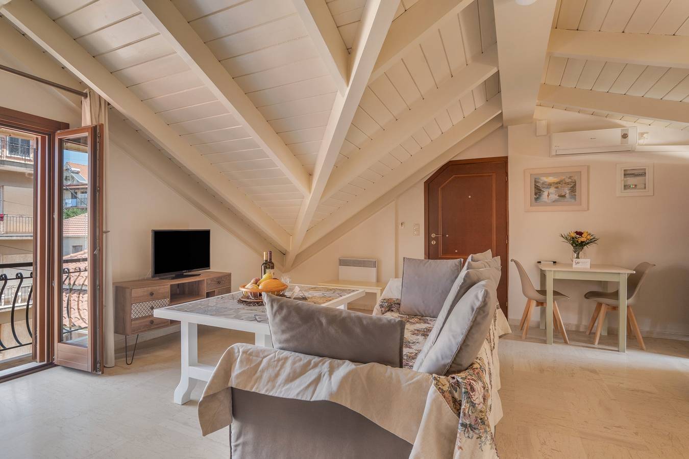 Entire apartment, Apartment 'Argostoli' with Private Terrace, Wi-Fi and Air Conditioning in Argostoli, Kefalonia