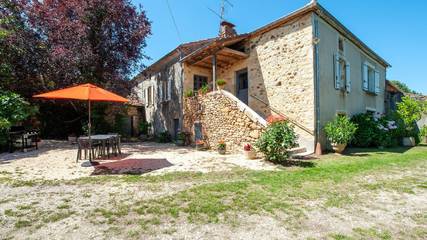 Gîte pour 6 personnes, avec jardin et piscine à Loubejac