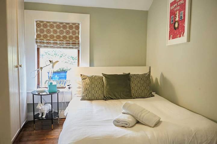 Cosy Home; 10 personnes. Ville 15 minutes à pied / Tram 2 minutes à pied in Dublin, Comté de Dublin