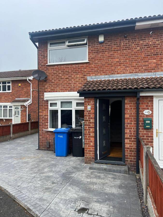 Entire apartment, 2 bed semi-detached house in Warrington, Cheshire