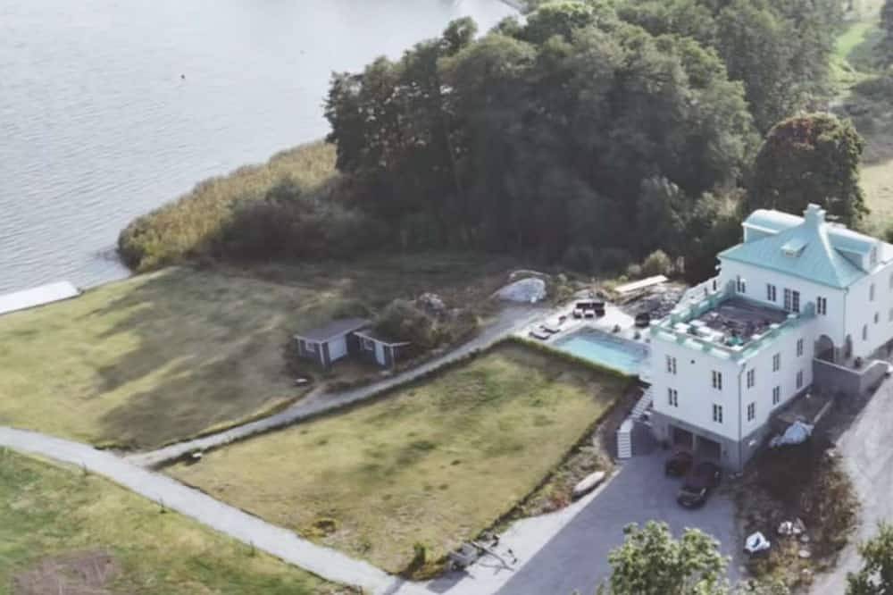 Villa Strandliv invites you to experience an extraordinary stay in a one-of-a-kind residence. in Gustavsberg, Stockholmer Schärengarten