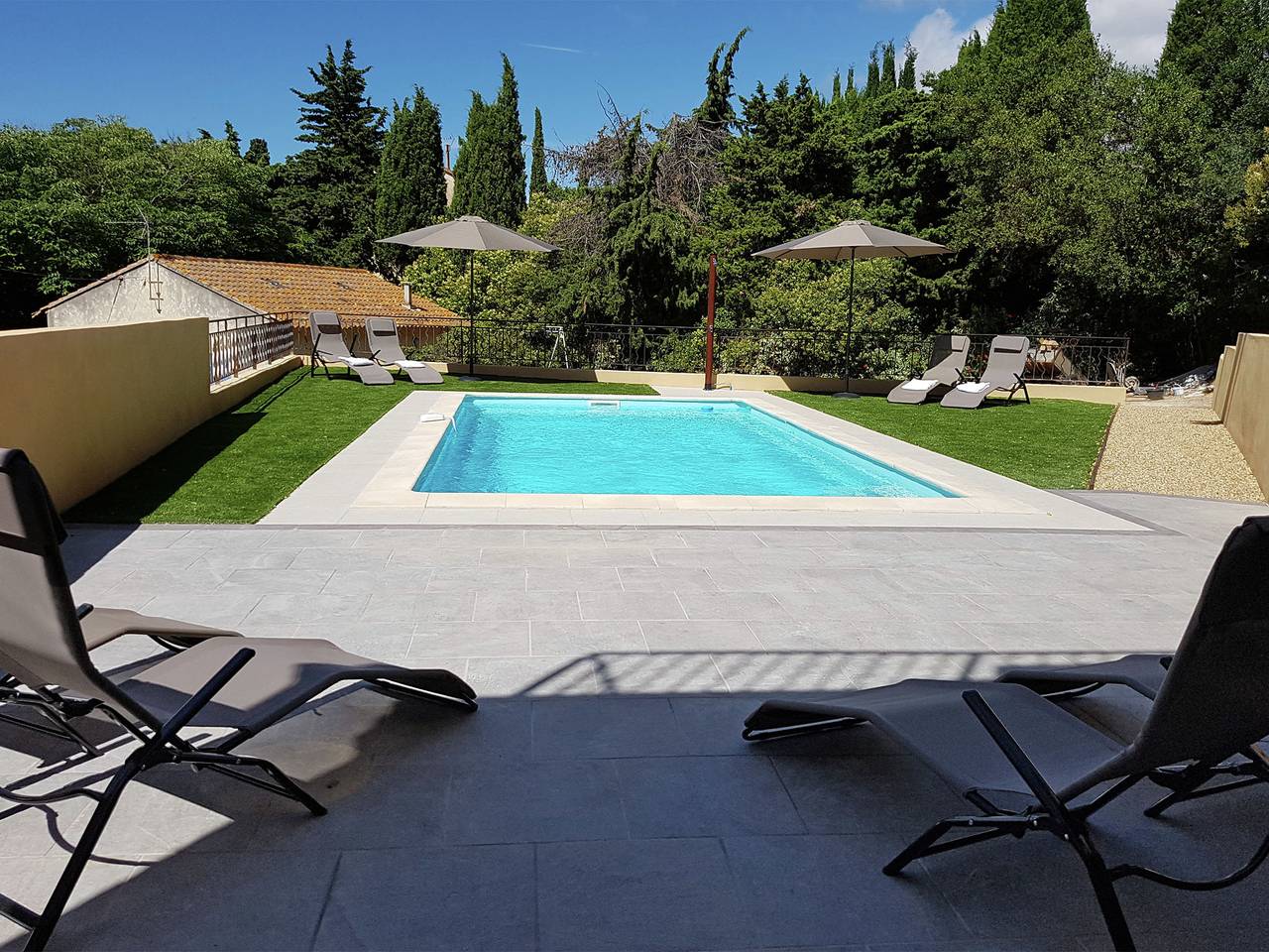 Friedlicher Rückzugsort am Pool in Montouliers, Mittelmeerküste (Frankreich)
