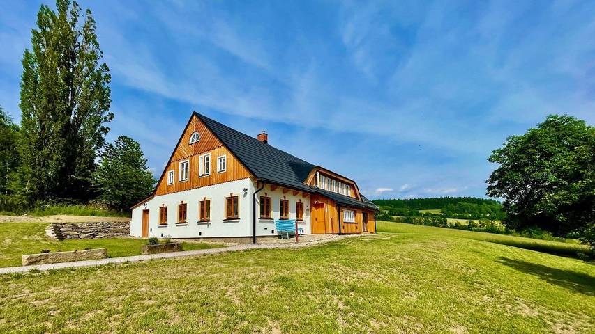 Vakantiehuis voor 14 personen, met sauna en tuin in Noord-Bohemen