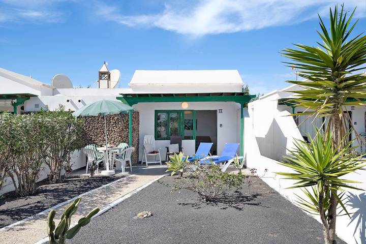 Ganze Wohnung, Ferienwohnung 'Jardin del Sol 26' mit Terrasse, Gemeinschaftspool und Wlan in Playa Blanca, Yaiza