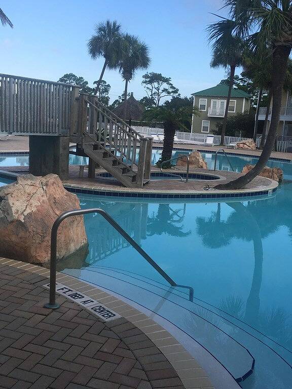 Ganze Wohnung, Urlaubsparadies im Purple Parrot Resort Entspannen Sie sich in der Tiki Bar. Neu auf dem Markt in Johnsons Beach, Perdido Key