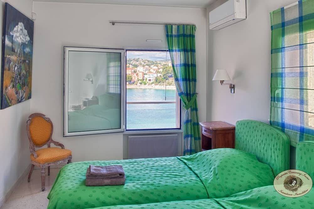 Exceptionnelle Villa de standing, les pieds dans l'eau sur la plage de Renecros in Bandol, Côte méditerranéenne (France)