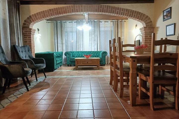 Gîte pour 10 personnes, avec Jacuzzi ainsi que Terrasse et Jardin à Calvarrasa de Abajo