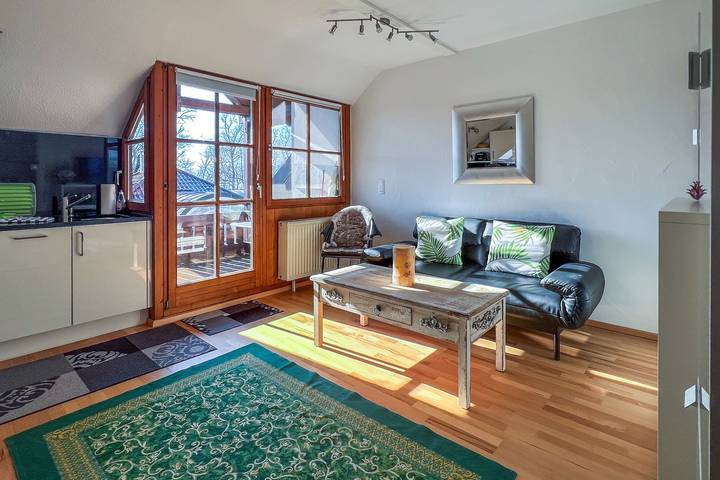 Ferienwohnung für 2 Personen, mit Garten und Sauna sowie Seeblick und Balkon in Chieming