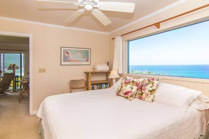 Vacation rental for 2 people, with yard and hot tub as well as terrace and pool in Princeville