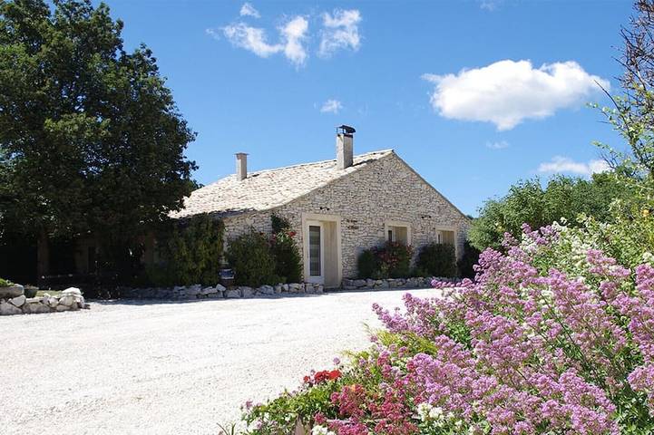 Gîte pour 7 personnes, avec jardin à Redortiers