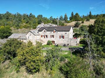 Gîte pour 8 personnes, avec piscine et terrasse à La Canourgue