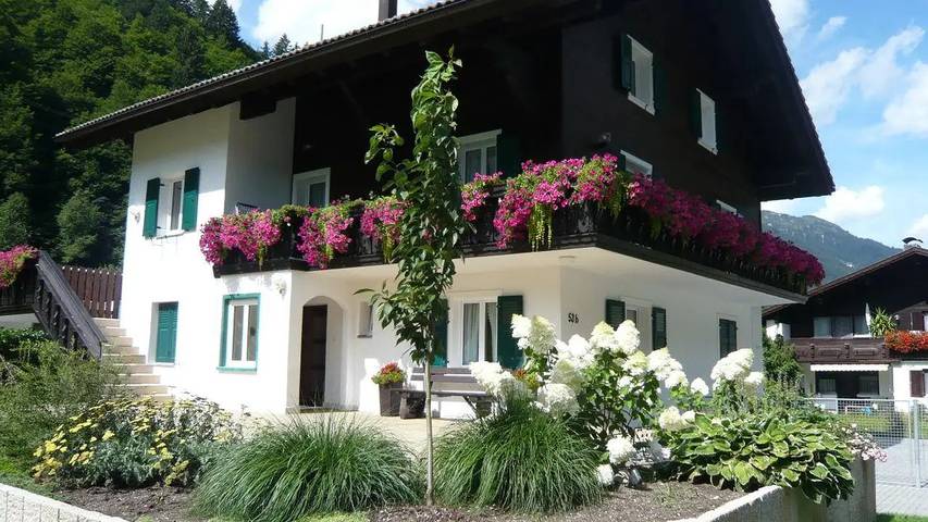 Gîte pour 10 personnes, avec jardin et balcon dans Partenen