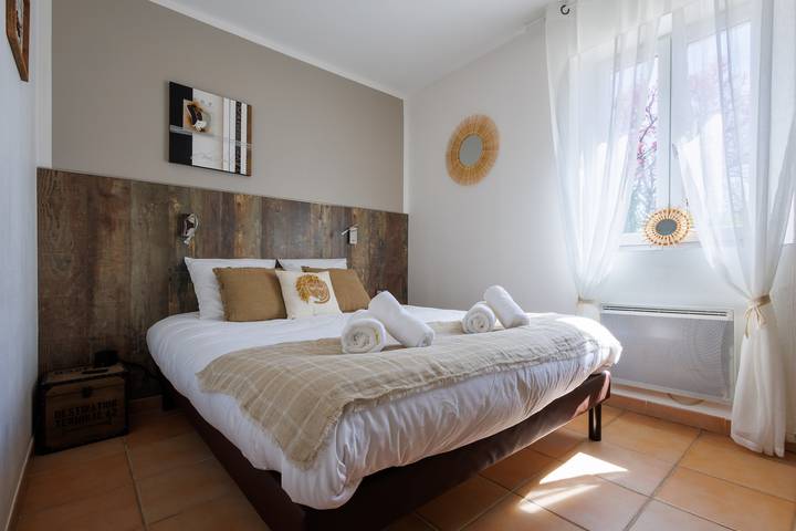 Location de vacances pour 4 personnes, avec terrasse ainsi que jardin et piscine à Gordes - 4