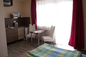Gîte pour 3 personnes, avec jardin dans Koroshegy