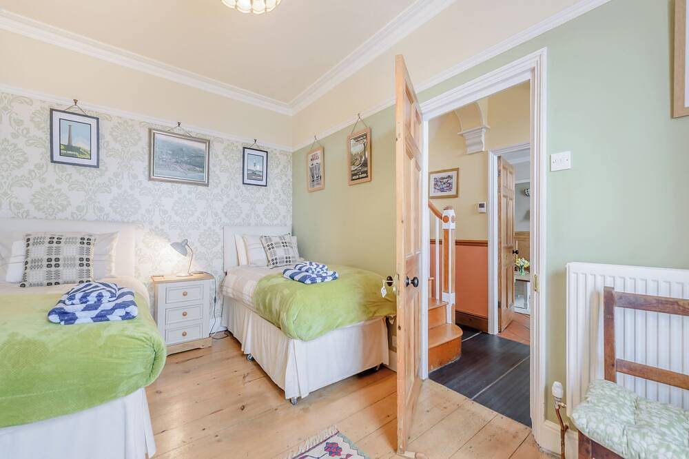 Fabulous Georgian property overlooking the harbour of Aberaeron. in Aberaeron, Cardigan Bay