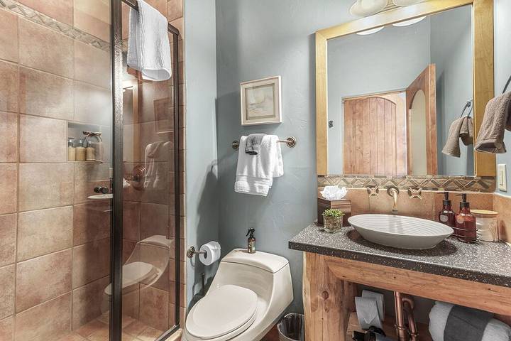 Vacation rental for 23 people, with sauna and yard as well as hot tub in Summit County