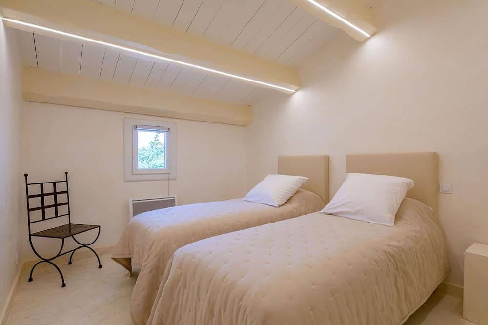 Schönes  Ferienhaus für 8 Leute mit  W-Lan, Tv, Terrasse und Haustiere erlaubt in Bauduen, Brignoles Region