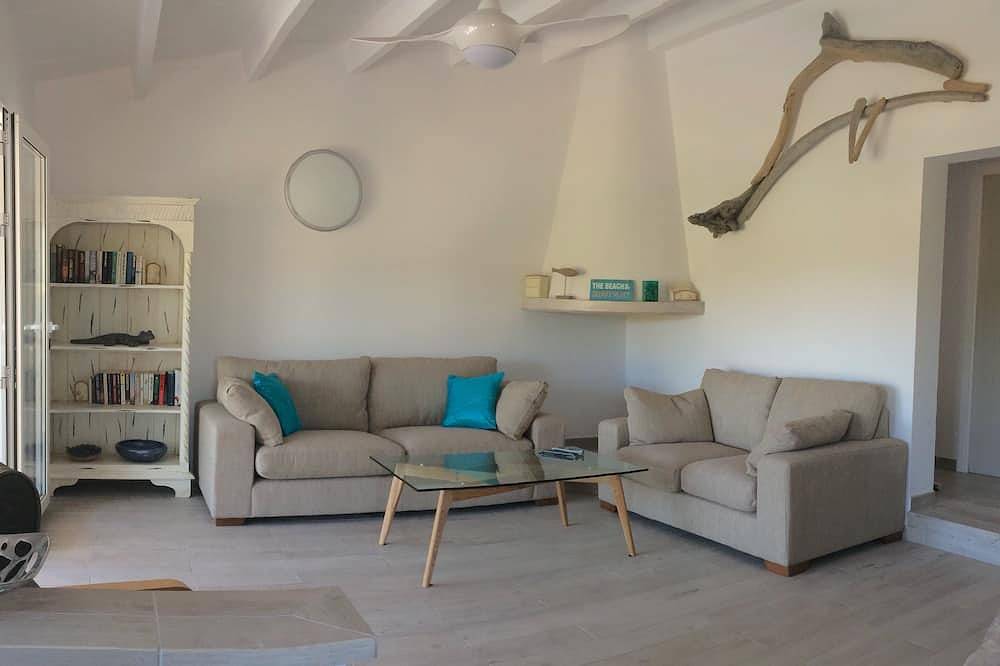 Stylish, spacious and airy, in a quiet area but close to beach, restos & shops in Binibeca, Sant Lluís