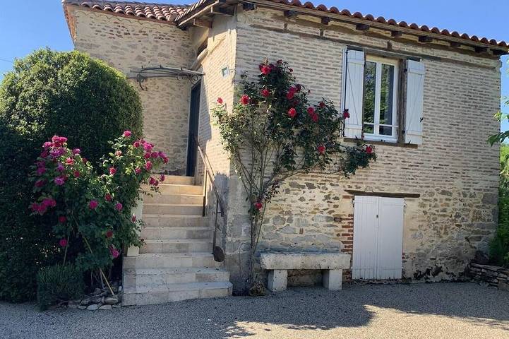 Location de vacances pour 3 personnes, avec jardin à Douelle (Lot)