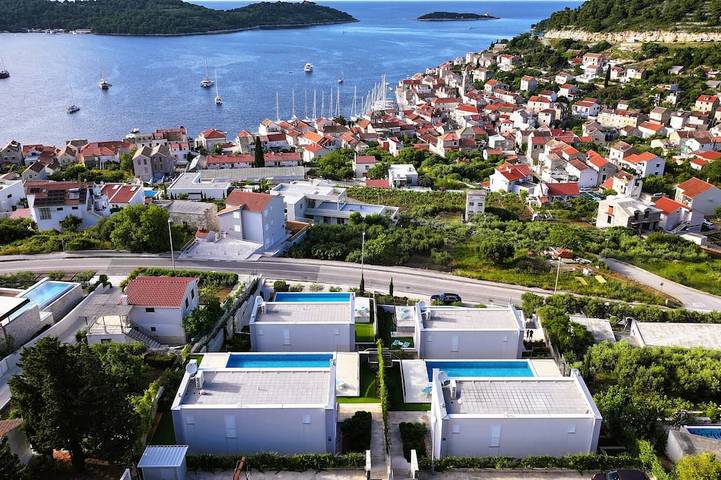 Villa for 7 people, with garden on Vis