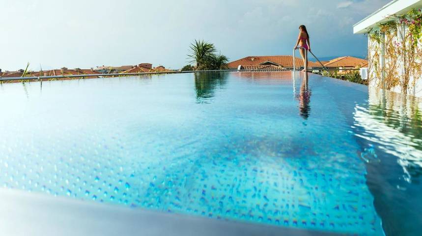 Appart’hôtel pour 4 personnes, avec vue ainsi que terrasse et piscine, animaux acceptés