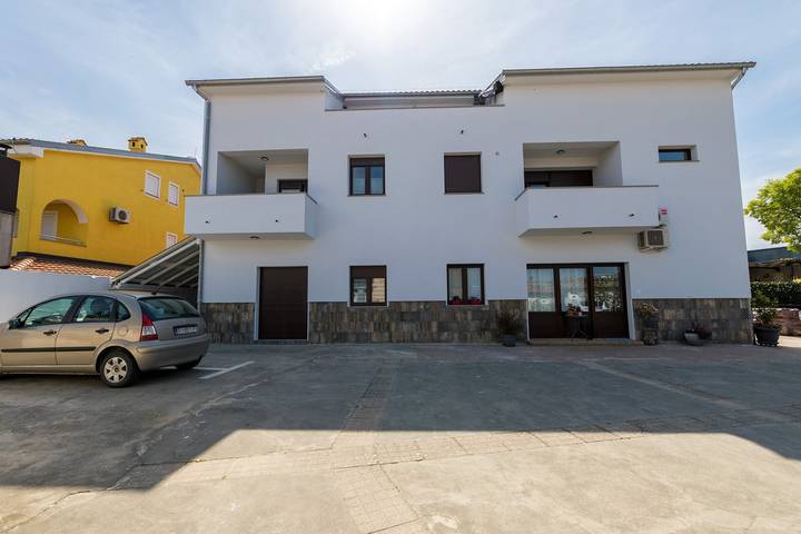 Ganze Wohnung, Gemütliches Apartment für vier Personen im Zentrum von Malinska in Malinska-Dubašnica, Krk