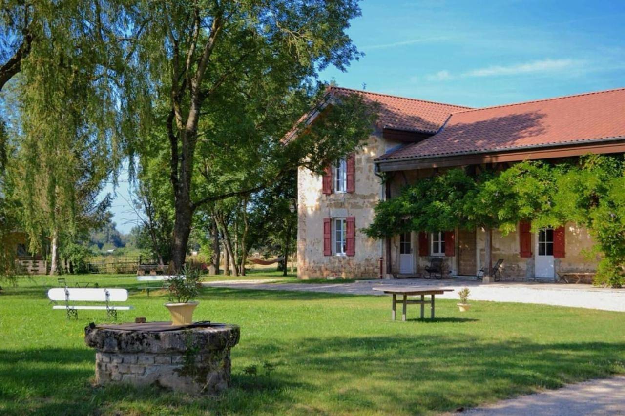 La Ferme du Domaine de Bassol – Piscine & Billard in Mézériat, Région de Bourg-en-Bresse
