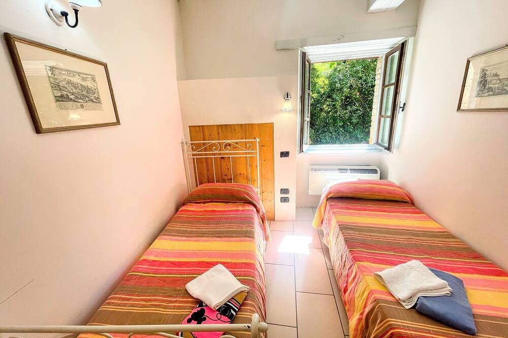 Apartamento entero, Apt 3 Piscina infinita, amplio terreno con arbustos - flores, jacuzzi - Capacidad para 4 personas in Spoleto, Provincia de Perugia