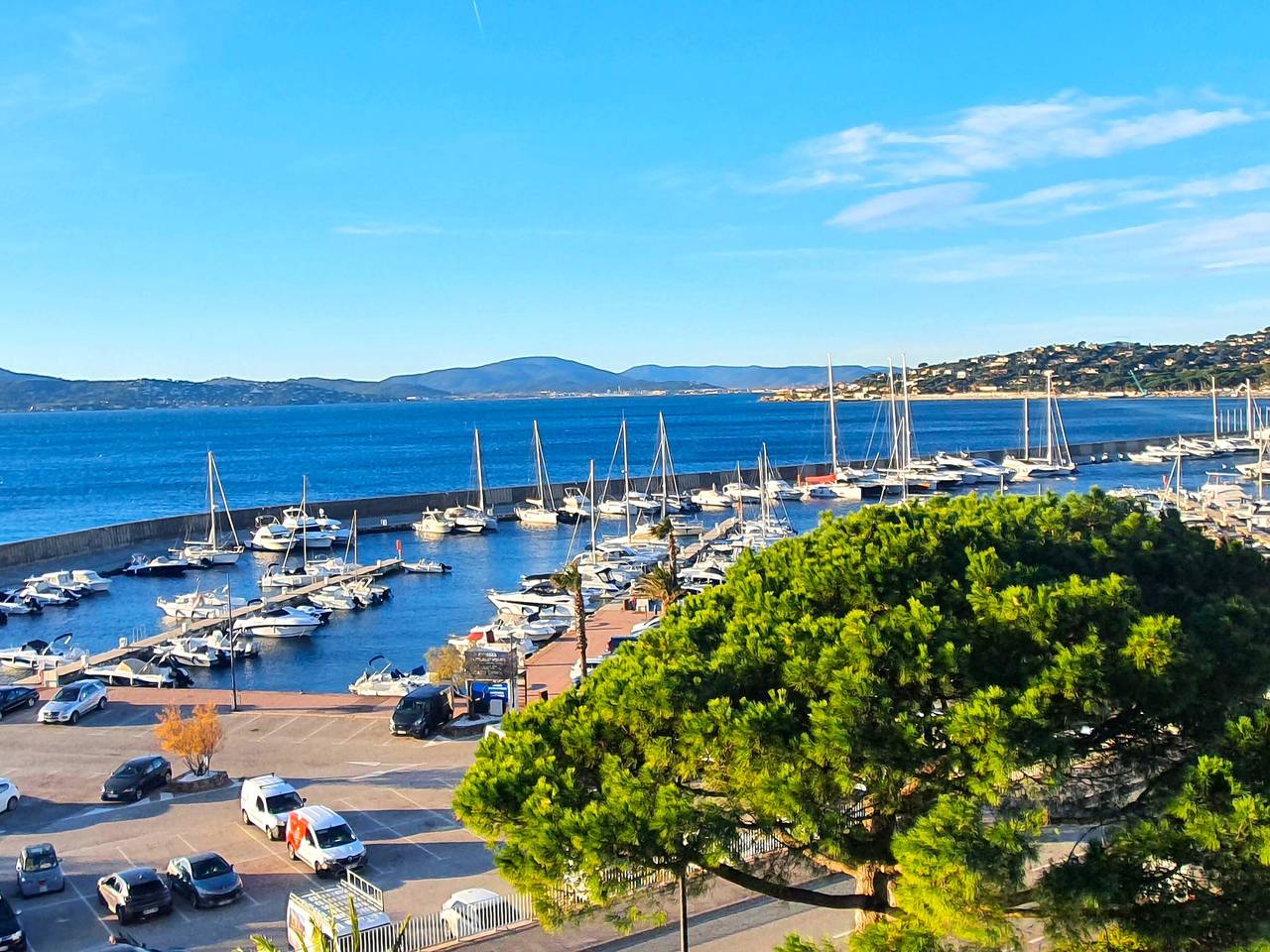 Ganze Wohnung, 3-Zimmer-Wohnung mit Klimaanlage, Terrasse und Garage im Zentrum von Sainte-Maxime in Sainte-Maxime, Draguignan Region