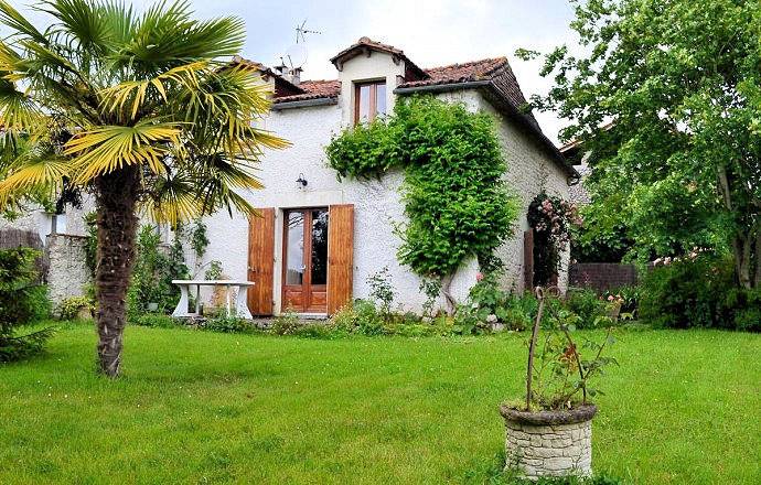 Gîte pour 6 personnes, avec jardin et terrasse à Salles-Lavalette