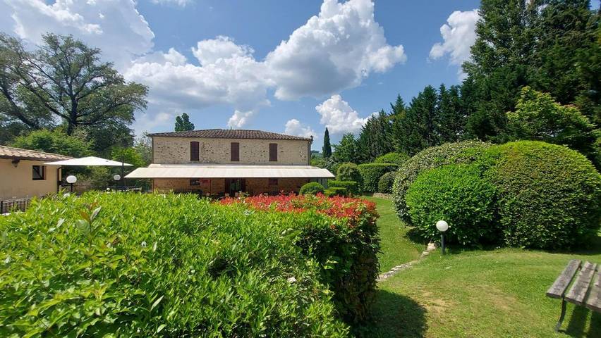 Agriturismo per 2 persone, con Terrazza e Idromassaggio nonché Giardino e Piscina a Gubbio