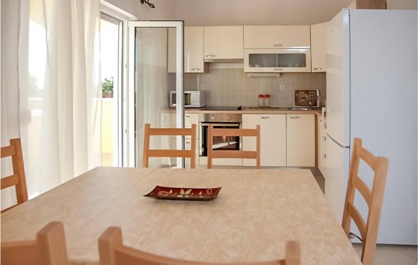 Apartamento vacacional entero, Alquiler vacacional con vistas al mar, piscina y terraza, a 1,5 km de la playa in Rogoznica, Condado de Šibenik-Knin