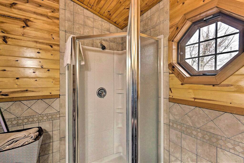 Ganze Wohnung, 'The Boat House' Creekside Escape in Hot Springs! in Hot Springs (NC), Madison County (NC)